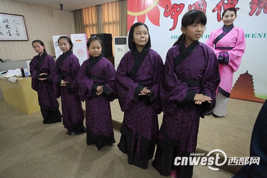 传统文化进校园 小学生穿汉服写书法体验国粹