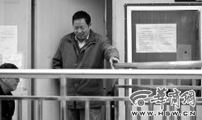 西安小区保安多以中老年人为主 每月工资千余