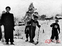 冯叔瑜（左一）在苏联留学期间去滑雪。