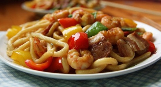 鲜虾炒乌冬面的做法