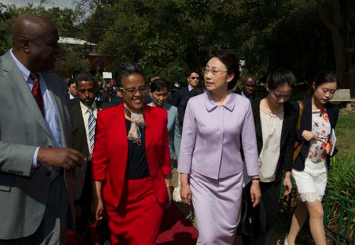 李克强夫人程虹参观埃塞大学观摩汉语授课(图)