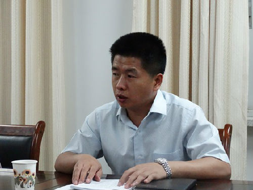 ...上做重要讲话(彭中华摄)-柳树泉农场领导班子举行兰考学习交流...