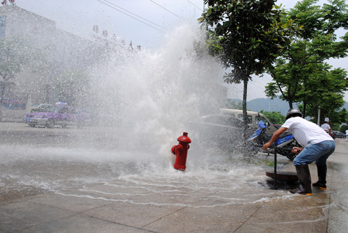 消防栓盗水黑洞:偷了多少水,谁也算不清