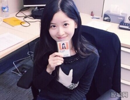 刘强东为<em>奶茶妹妹庆生</em> 章泽天晒红玫瑰一脸笑