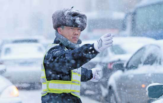 哈尔滨交警启动雪天应急工作预案 后驱车注意