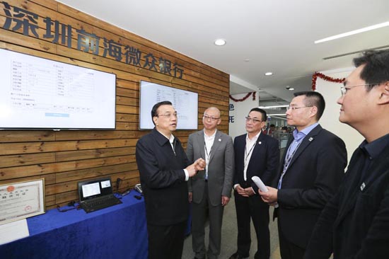 李克强总理4日在深圳考察首家互联网银行前海微众银行。