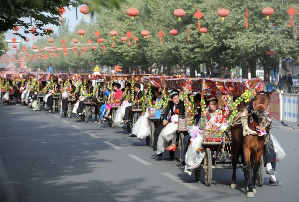 新疆洛浦县100对新人参加大型集体婚礼
