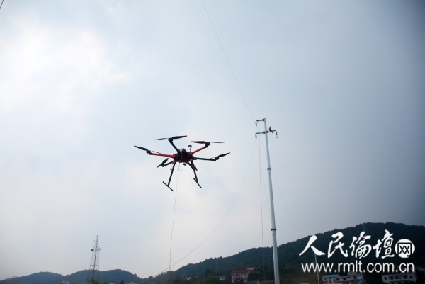 工作人员正在利用无人机进行放线操作