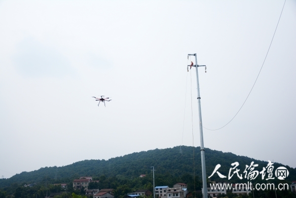 工作人员正在利用无人机进行放线操作 (2)