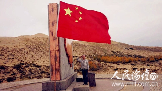 清华军人逐梦中哈边境一线向国旗敬礼