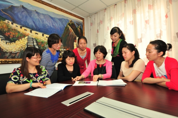 王文利校长（右四）与教师在一起交流