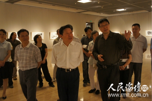 1，中国政协副主席孙家正专程到中国美术馆观看穆家善焦墨画展,并为穆家善作品题字：独具神采_meitu_7