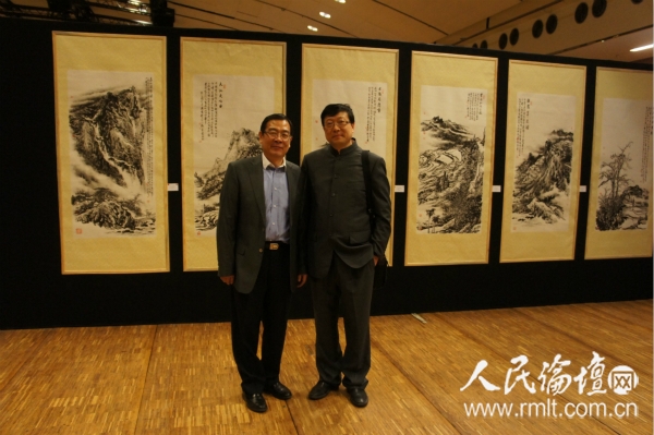 2014年1月9日中国驻法大使馆文化参赞李少平在卢浮宫中国绘画展穆家善作品前合影_meitu_4