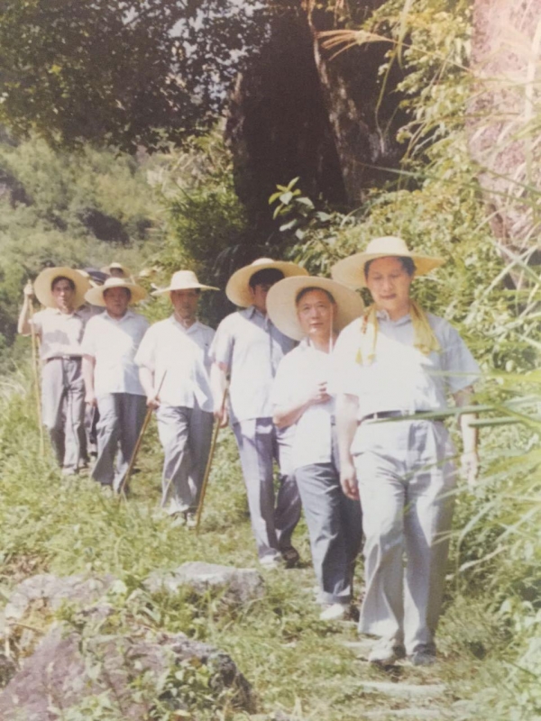 1989年7月，习近平同志与地、县领导在寿宁县山村。（图片来自《摆脱贫困》）