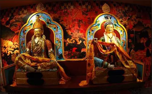 松赞干布与文成公主塑像