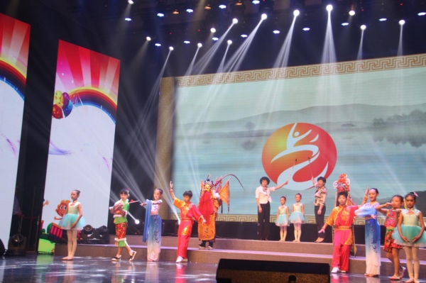 西城区副区长（右）和宣武少年宫杨秀苓主任（左）共同点亮新宫徽