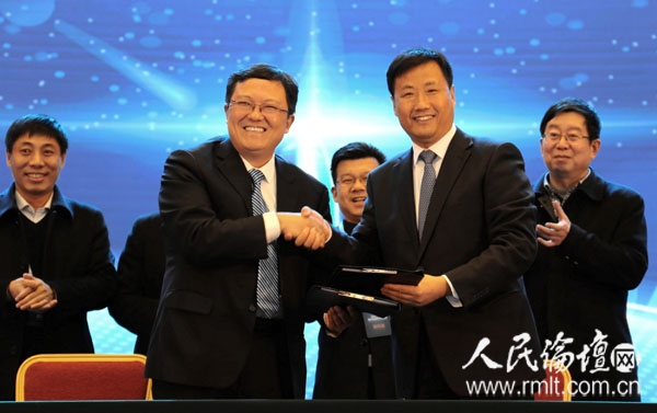人民日报社人民论坛杂志社总编辑贾立政与河南省林州市进行了“人民论坛海归人才调研基地”签约