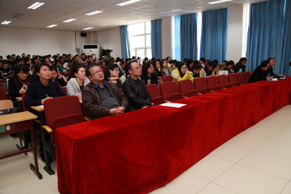 4  人大附中朝阳学校干部教师在认真听讲座