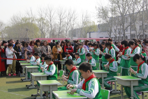 8学生展示益智器具
