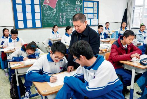 学生在物理课堂上进行探究性学习