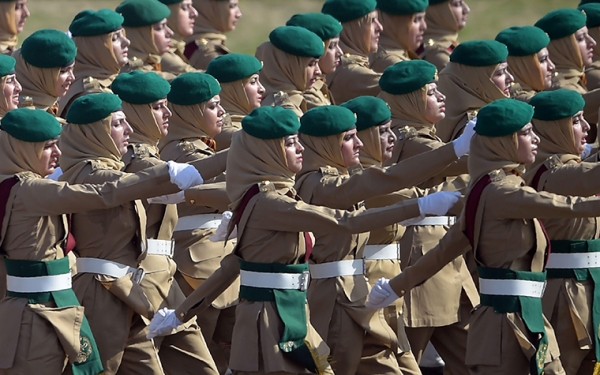 怎么把军装穿得好看?各国的女神们给你做示范(16)_军事_人民论坛网