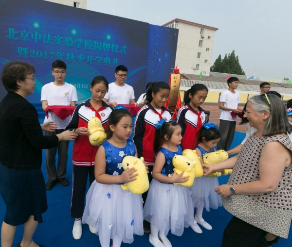 7嘉宾为同学们赠送吉祥物