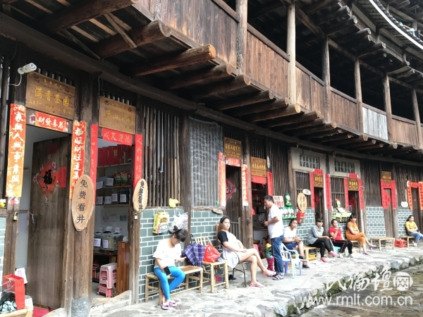 裕昌土楼村民自家门前的小商铺