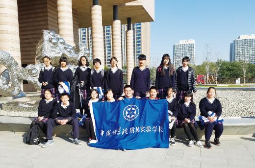 学生参观清华大学艺术博物馆达芬奇手稿展