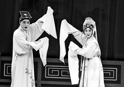 苏州昆剧院演员在为观众示范演出昆曲折子戏《玉簪记·秋江》。新华社发