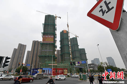 资料图：福州一处在建中的商品房。 <a target='_blank'  data-cke-saved-href='http://www.chinanews.com/' href='http://www.chinanews.com/'><p  align=