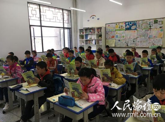 汉江消防支队为辖区中小学赠送消防安全教育读