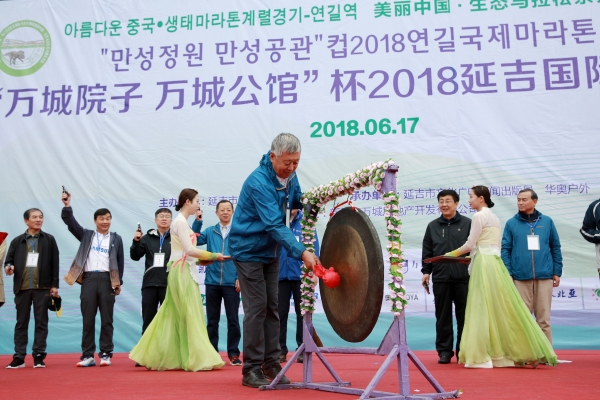 1、一锤鸣锣数枪齐发，比赛开始！  杨婷婷 摄