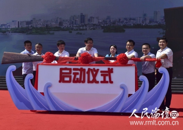 领导嘉宾共同摇动船橹，启动本次活动