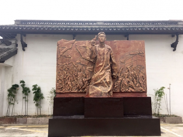 纪念馆中张人亚同志雕像