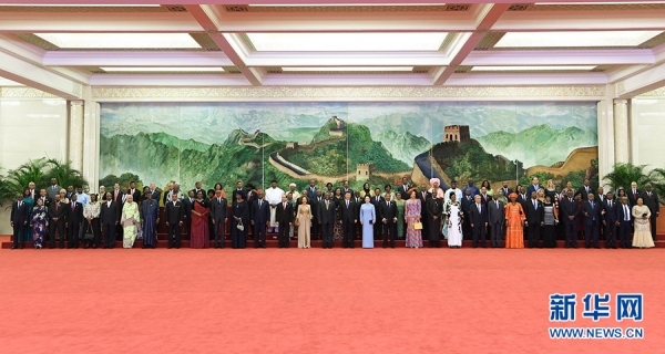 9月3日，国家主席习近平和夫人彭丽媛在北京人民大会堂举行宴会，欢迎出席中非合作论坛北京峰会的外方领导人和夫人。这是晚宴前，习近平和彭丽媛同外方领导人和夫人在巨幅苏绣壁画《长城》前合影留念。 新华社记者 张领 摄