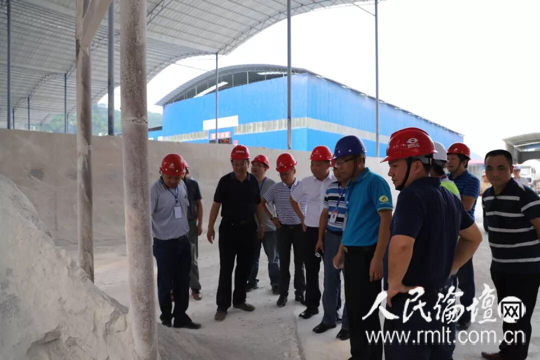 图为交通运输部督查组深入龙琅高速督查工程质量与安全生产现场