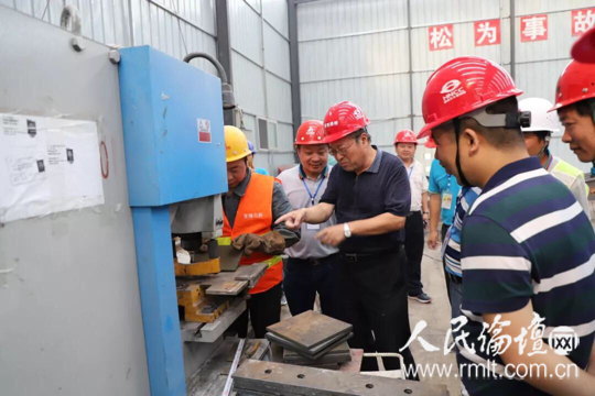 图为交通运输部督查组深入龙琅高速督查工程质量与安全生产现场