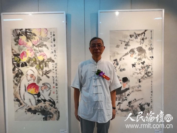 博宝艺品万家签约艺术家赵钲在签约艺术家作品展参展作品前留影