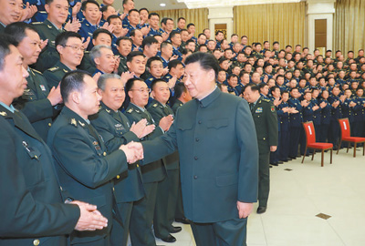 9月27日至28日，中共中央总书记、国家主席、中央军委主席习近平视察79集团军，接见驻辽宁部队副师职以上领导干部。这是28日上午，习近平在沈阳亲切接见驻辽宁部队副师职以上领导干部。新华社记者 李 刚摄
