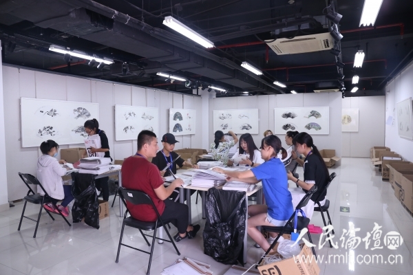 博宝艺术网部分员工的工作现场