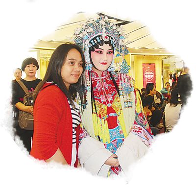 在1月30日举行的欢乐春节活动上，泰国当地民众与京剧演员合影。本报记者 林 芮摄 