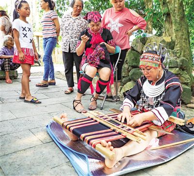 黎锦、苗绣技艺在沙龙现场展示。 赵玉顺 摄