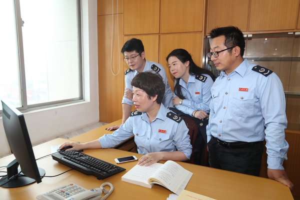 图为“樊蓉工作室”团队就纳税人热点问题进行集体研究攻关