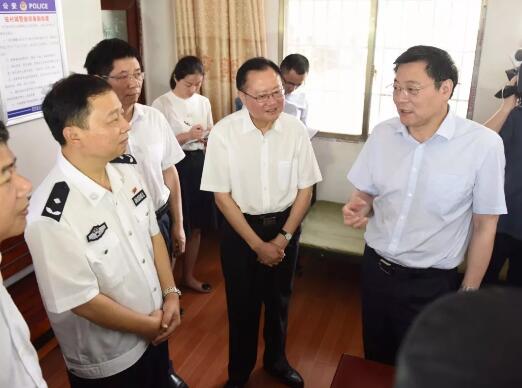 湖南省委书记杜家毫同志（右一）在邵阳调研“一村一辅警”工作