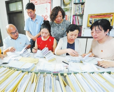  连日来，河南省漯河市各级纪委监委派出专项检查组，对市、县（区）、镇三级党政机关、企事业单位等是否存在隐形“四风”和顶风违纪进行专项监督检查。图为漯河市源汇区的督导检查组到该区受降路小学核查账目及经费往来情况。尤亚辉摄/光明图片