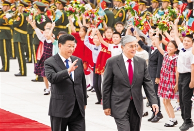 九月十一日，国家主席习近平在北京人民大会堂同哈萨克斯坦总统托卡耶夫举行会谈。这是会谈前，习近平在人民大会堂东门外广场为托卡耶夫举行欢迎仪式。新华社记者 黄敬文摄