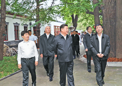 9月12日，中共中央总书记、国家主席、中央军委主席习近平视察中共中央北京香山革命纪念地。这是习近平瞻仰双清别墅。新华社记者 鞠 鹏摄