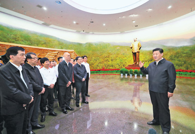 9月12日，中共中央总书记、国家主席、中央军委主席习近平视察中共中央北京香山革命纪念地。这是习近平在香山革命纪念馆参观《为新中国奠基》主题展览，并发表重要讲话。新华社记者 鞠 鹏摄
