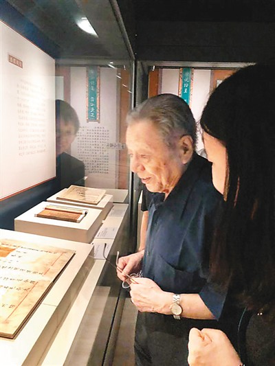 程毅中在观展
张稚丹摄