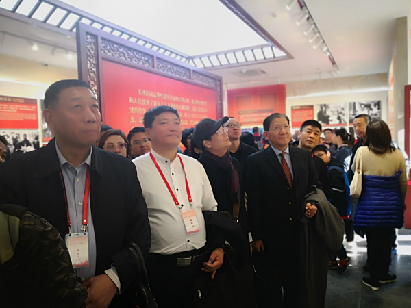 与会嘉宾参观香山革命纪念馆